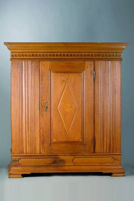 Barockschrank, Hessen, um 1820, Eiche massiv, 1-türig, mittig m. Sternintarsie, Wellenprofil, sparsame Schnitzereien, Gebr.-Sp., zerlegbar, ca. ...