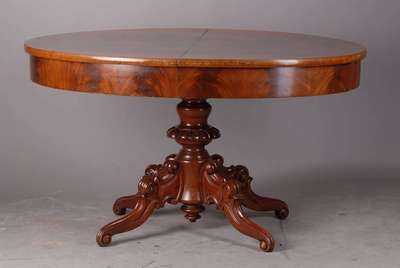 Ausziehtisch, um 1860/70, Mahagonifurnier, reich gedrechselter und geschnitzer Fuß, Einlegebretter fehlen, Oberfläche lackiert, st. Gebr.-Sp., l. ...