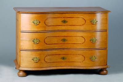 Barockkommode, Hessen, um 1750, Eiche massiv, 3 Schubladen, diese mit Bandintarsien in Pflaume, seitl. mit Sternintarsien, Schlösser orig. ...