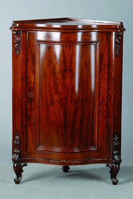 Eckschrank, um 1860/70, Mahagonifurnier, 1-türig, Front geschweift, sparsame Voluten und Akanthusblattschnitzerei, Furniersch., st. Gebr.-Sp., ca. ...