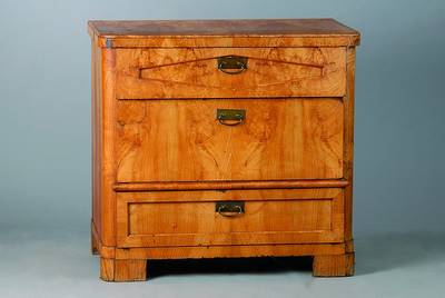 Kommode, um 1830/40, Eschefurnier, 3-schübig, ohne Schlösser, Furnier gespiegelt verlegt, abgerundete Ecken, Furnierteile fehlen, Alterssch., ca. ...
