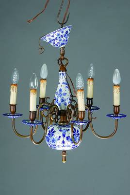 Deckenlampe, Delft, 50/60er Jahre, Fayence, fünf Brennstellen, geschwungene Messingarme, Elektrifizierung nicht geprüft, lt. Einlieferer intakt, ...