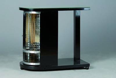 Kleine Bar, Art-Deco, um 1930, schwarz gelackt, Platte mit facett. Spiegelglas, seitl. drehbar m. integr. Flaschenhalter, st. Gebr.-Sp. , ca. ...