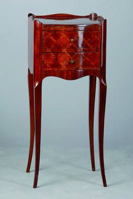 Beistellschränkchen, 1. Hälfte 20. Jh., Palisander, Makassarintarsien, 2-schübig, Beine l. geschweift, st. Gebr.-Sp., kl. Furniersch., ca. ...