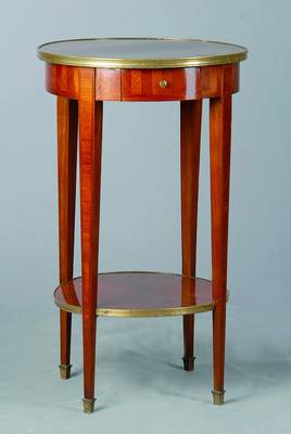 Runder Beistelltisch, um 1930, Rosenholz, 1 Schublade, Furnier vielfach gesp. verlegt, Gebr.-Sp., H. 74 cm, D. 44 cm