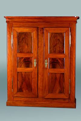 Dielenschrank, Pfalz, um 1850, Kirschbaum massiv, Füllungen Nußbaum, Front und Seiten kassettiert, kompl. zerlegbar, restauriert und poliert, l. ...