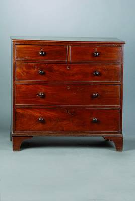 Kommode, England, um 1880, Mahagonifurnier, 5-schübig, ohne Schlüssel, schwundrissig, Alterssch., ca. 105x105x49 cm