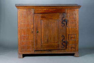 Brotschrank, Hessen, um 1800, Teile im 19.Jh. ergänzt, Eiche, 1-türig, verzierte Eisenbeschl., Platte schwundrissig, l. verzogen, fleckig, st. ...
