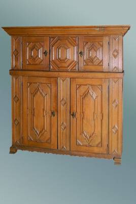 Vielzweckschrank, Hessen, unter Verwendung alter Teile um 1800, Eiche massiv, 4-türig, Türen reich kassettiert, Inlets getreppt, Kufenfüße, Kopf ...