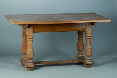 Tisch, Barockstil, Säulen aus alten Teilen, Eiche massiv, Beine verstrebt, Platte schwundrissig, Gebr.-Sp., ca. 74x140x85 cm
