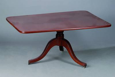 Couchtisch, England, abklappbar, gekürzt, Mahagonifurnier, 3-Kantfuß, Platte l. fleckig,Gebr.-Sp., ca. 50x107x75 cm