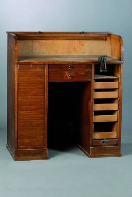 Uhrmachertisch, deutsch um 1900, Weichholz, mit alter orig. farblicher Fassung, oben mit Rollabdeckung (daher für Aufstellung im Verkaufsbereich), ...