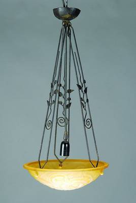 Deckenlampe, Frankreich, um 1930/35, Schirm aus dickwandigem Glas, mit erhabenen und reliefierten Blumenmotiv, eine Brennstelle, schmiedeeiserne ...