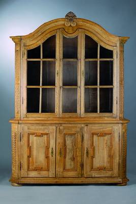 Aufsatzmöbel/Geschirrschrank, westfälisch, um 1750, Eiche massiv, Unterteil 3-türig, Oberteil 2-türig, verglast und versprosst, kassettiert, ...
