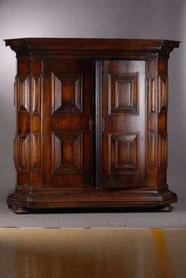 Kissenschrank, um 1700, Fichte dunkel lasiert, 2-türig, reiche aufgesetzte Kassetten, innen m. 3 Bretter rechts und links, Kopf getreppt, ohne ...