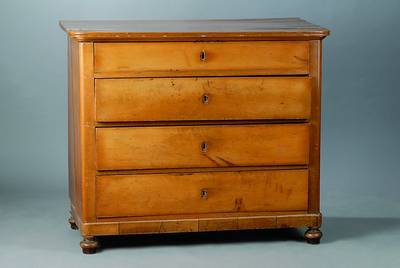 Kommode, Pfalz, um 1830/40, Kirschbaum, 4 -schübig, starke Schwundrisse, Alterssch., Restaurierung empf., Beschl. fehlen, ohne Schlüssel, ...