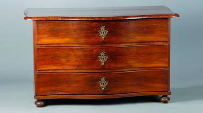 Kommode, westdeutsch, um 1750/60, Korpus Weichholz, Nußbaum/Wurzelnußfurnier, 3- schübig, Front geschweift, reich verzierte Bronzebeschläge, l. ...