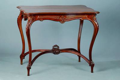 Salontisch, Frankreich, um 1880, Nußbaum, teils gold verziert, Beine geschweift, Akanthusblattschnitzereien, st. Gebr.-Sp., ca.78x95x65 cm