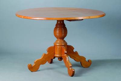 Runder Tisch, um 1860/70, Kirschbaum/Obstholz, Fuß m. angedeuteten Voluten, Gebr.-Sp., H. 73 cm, D. 110 cm