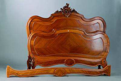 Bett, um 1880/1900, Nußbaum, allseitig geschweift, aufwendige Akanthusblattschnitzereien, Gebr.-Sp.