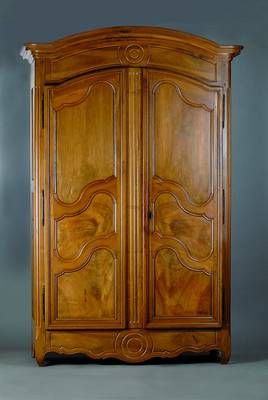 Lothringer Schrank, um 1770/80, Nußbaum, 2 -türig, Inlets m. Wurzelnußfurnier, Zarge geschweift, abgerundete Ecken, Kopf getreppt, schwundrissig, ...