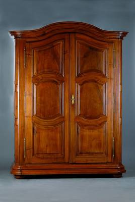 Schrank, Elsass, um 1870/80, unter Verwendung älterer Teile, 2-türig, Nußbaum, teils massiv, Front und Seiten kassettiert, Inlets vielfach ...
