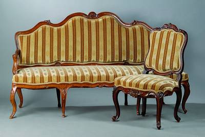 Salongruppe best.: aus Sofa, um 1770/80, 3 Stühle passend aber nicht dazugehörig, leicht verschieden, Nußbaum/Buche, allseitig geschweift, reiche ...