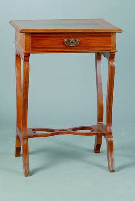 Nähtisch, um 1904/06, Jugendstil, Nußbaum, Unterteil dazugearb., 1-schübig, reiche Inneneinrichtung, aufklappbar, Gebr.-Sp., ca. 78x55x46 cm