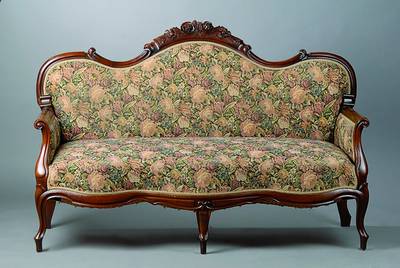 Sofa, norddeutsch, um 1835/40, Nußbaum auf Mahagoni, allseitig geschweift, Rücken m. Blüten und Knospenschnitzereien, Bezug und Polsterung alt ...