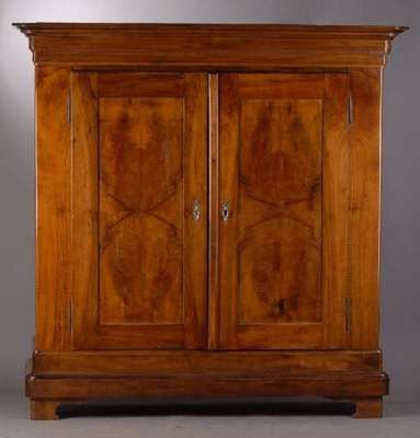 Biedermeierschrank, um 1830, Nußbaum massiv/Furnier, 2-türig, ohne Inneneinrichtung, Tiefe ideal für Kleiderbügel, abgerundete Ecken, Kopf ...