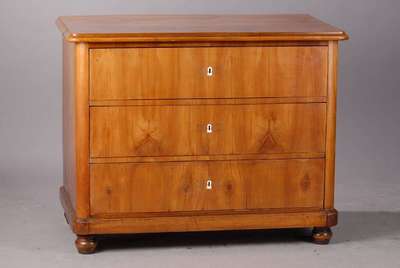 Kommode, Biedermeier, um 1830, Kirschbaum massiv/Furnier, 3-schübig, schwundrissig, Oberfläche sollte behandelt werden, abgerundete Ecken, weiße ...