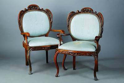 Paar Armlehnsessel, um 1900, Nußbaum/Buche, Polsterung und Bezug alt belassen, fleckig, Erneuerung empfohlen, reiche Blüten u. ...