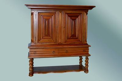 Frankfurter Stollenschrank, nach dem Vorbild von 1720/30, Nußbaum massiv, 2-türig, innen je 2 Einlegebretter, 2 Schubladen und eine ...