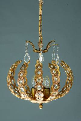 Deckenlampe, Spanien, 20/30er Jahre, runder Messingkorpus in Kugelform mit gebogter Palmwedelstruktur u. diversen Prismensegmenten, vier ...