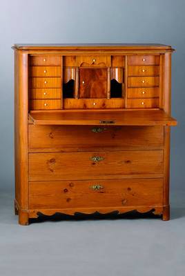 Standsekretär, norddeutsch, um 1840/50, Kiefer, rötlich lasiert, 3-schübig, Klappe, reiche Inneneinrichtung m. Wurzelnußfurnier, reich verzierte ...