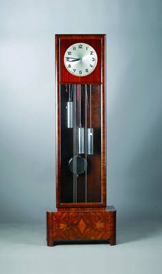 Standuhr mit Westminsterschlag, Art Deko, datiert 1933, zeittyp. Holzgehäuse, versilbertes Zifferblatt, Werk Marke: Pfeilkreuz, in Türe mit ...