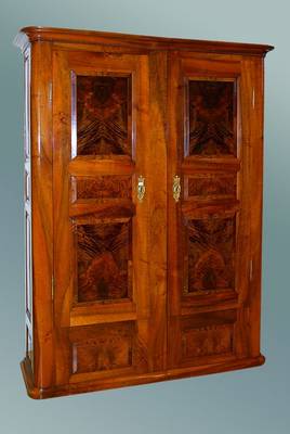 Dielenschrank, Baden, wohl Freiburg, um 1830 , sog. Spaltschrank, Nußbaum massiv/Furnier,2-türig, 12-fach kassettiert, Inlets m. ausgewähltem ...