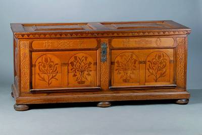 Hochzeitstruhe, mitteldeutsch, dat. 1710, Eiche, Ahorn und Nußbaum, orig. Schloß und Schlüssel, Furnierteile fehlen, schwundrissig,reich floral ...