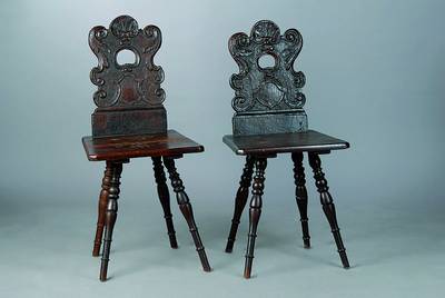 2 Brettstühle, Lehnen um 1750/60, Unterteil später, Eiche dunkel gefasst, Beine gedrechselt, Akanthusblatt und Volutenschnitzerei, Alterssch., ca. ...