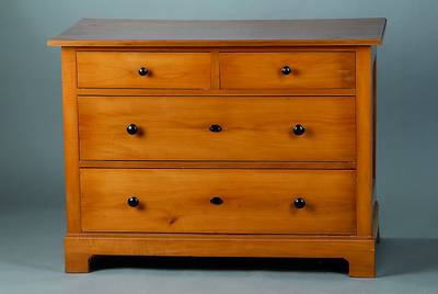 Kommode, deutsch, um 1910, Kirschbaum, teils massiv, 4-schübig, Zierknöpfe geschwärzt, Seiten kassettiert, ohne Schlüssel, Gebr.-Sp.,ca. ...