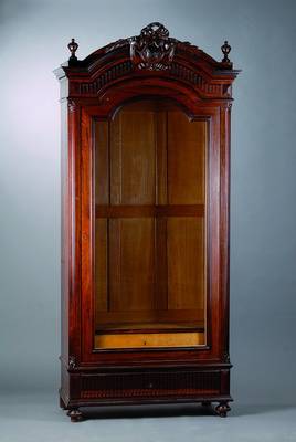Vitrinenschrank, deutsch, um 1880, Korpus Eiche, Palisanderfurnier, 1-türig verglast, Fußschublade, Kopf m. reicher Bänder und ...