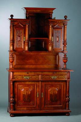 Aufsatzbuffet, süddeutsch, um 1890/1900, Korpus Eiche/Weichholz, Nußbaum/Wurzelnußfurnier, Unterteil 2-türig, 2-schübig, Mittelteil m. reich ...