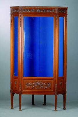 Eckvitrine, um 1900/10, Empirestil, Mahagonifurnier, aufwendige Schnitzereien in Form v. Blüten, Knospen und Akanthusblättern, Perlleistenverz., ...