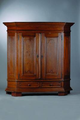 Barockschrank, deutsch, um 1780, Eiche, 2 -türig, 2 Fußschubladen, abgeflachte Ecken, kassettiert, 2 Einlegebretter, Kopf vielfach getreppt, Fuß ...