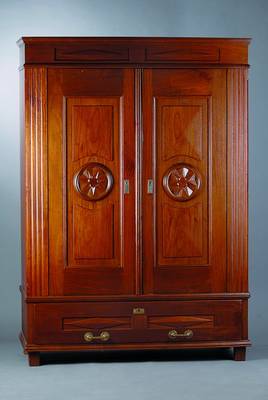 Biedermeierschrank, um 1830/40, Eiche/Satinholz, 2-türig, Fußschublade, Türen kassettiert m. aufgesetzten Schnitzereien, Lisenen gerieft, Kopf ...