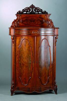 Vertiko, Louis-Philippe, um 1860, Pyramidenmahagonifurnier, 2-türig, 1-schübig, reiche Akanthusblatt u. Volutenschnitzerei, Tür leicht ...