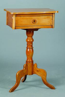 Nähtisch, um 1880/90, Kirschbaum, 1-schübig, reiche Inneneinteilung, gedrechselter Fuß, Platte m. Schwundriss, st. Gebr.-Sp., ca. 78x46x37 cm