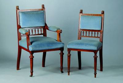 4 Stühle und 2 Armlehnstühle, um 1880, Eiche, Beine gedrechselt, Rücken m. Balustrade, Armlehnen und Abschlüsse in Form v. Löwenköpfen, ...