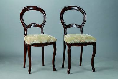 4 Stühle, Louis-Philippe, um 1860, Buche, dunkel gefasst, Beine geschweift, Rücken versprosst, Bezug u. Polsterung alt belassen, Nagelverz., st. ...