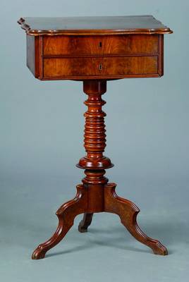 Nähtisch, um 1860, Mahagonifurnier, 2 -schübig, aufklappbar, reiche Inneneinrichtung gedrechselter Fuß, ohne Schlüssel, st. Gebr. -Sp., ca. ...